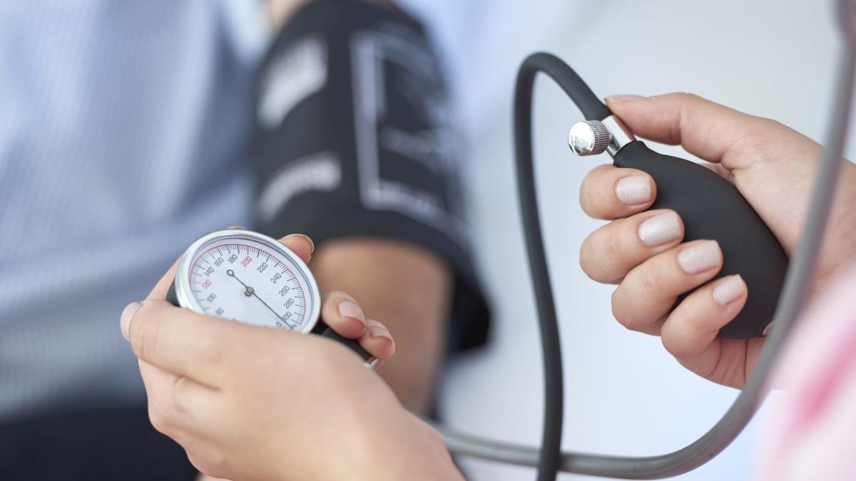 Misurazione della pressione arteriosa durante valutazione cardiologica