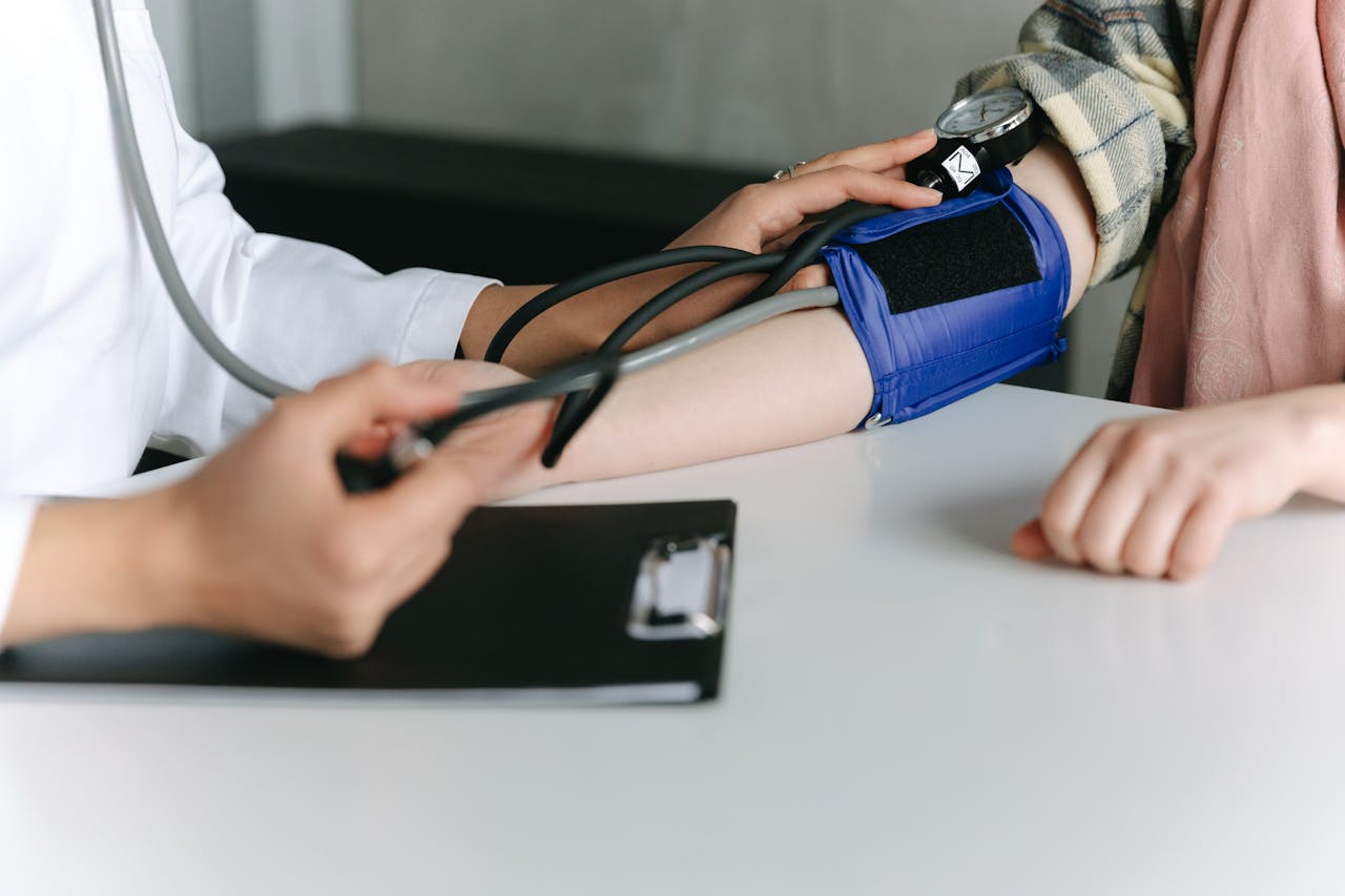 Misurazione pressione arteriosa in studio medico — bracciale corretto