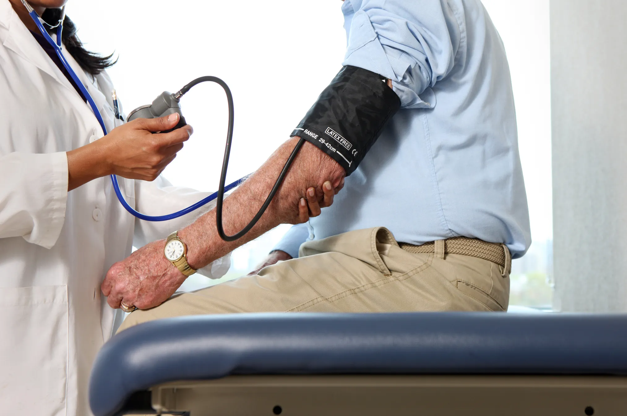 Misurazione pressione in studio medico